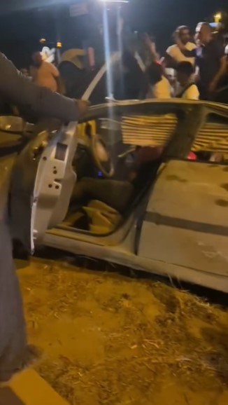 Hatay&rsquo;da otomobil aydınlatma direğine &ccedil;arptı: 4 yaralı
