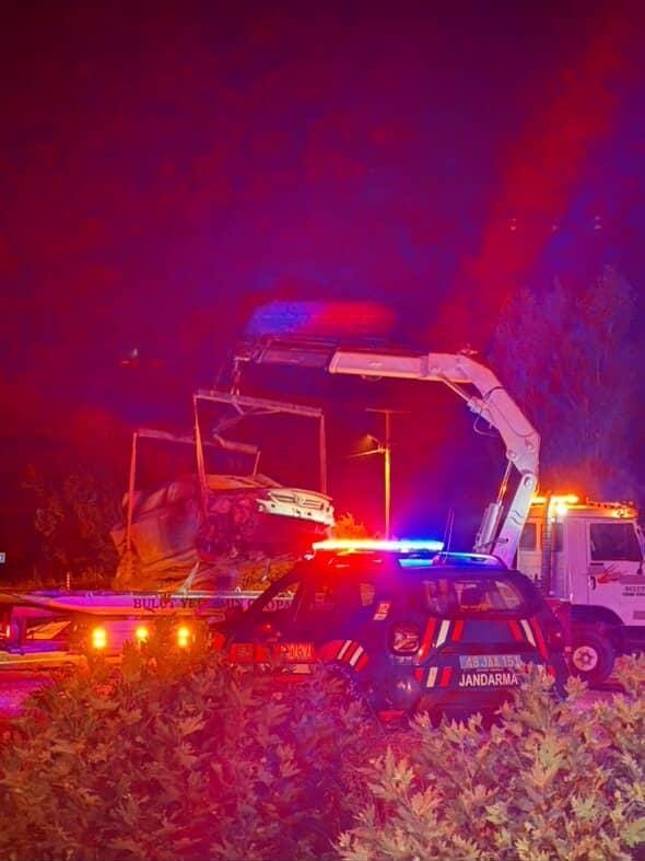 Çukura düşen otomobildeki 4 kişi yaralandı