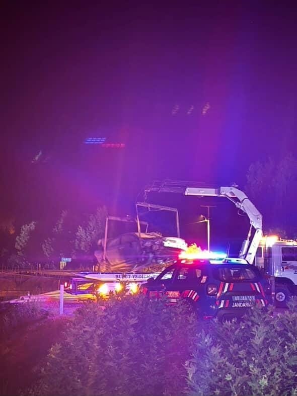 Çukura düşen otomobildeki 4 kişi yaralandı