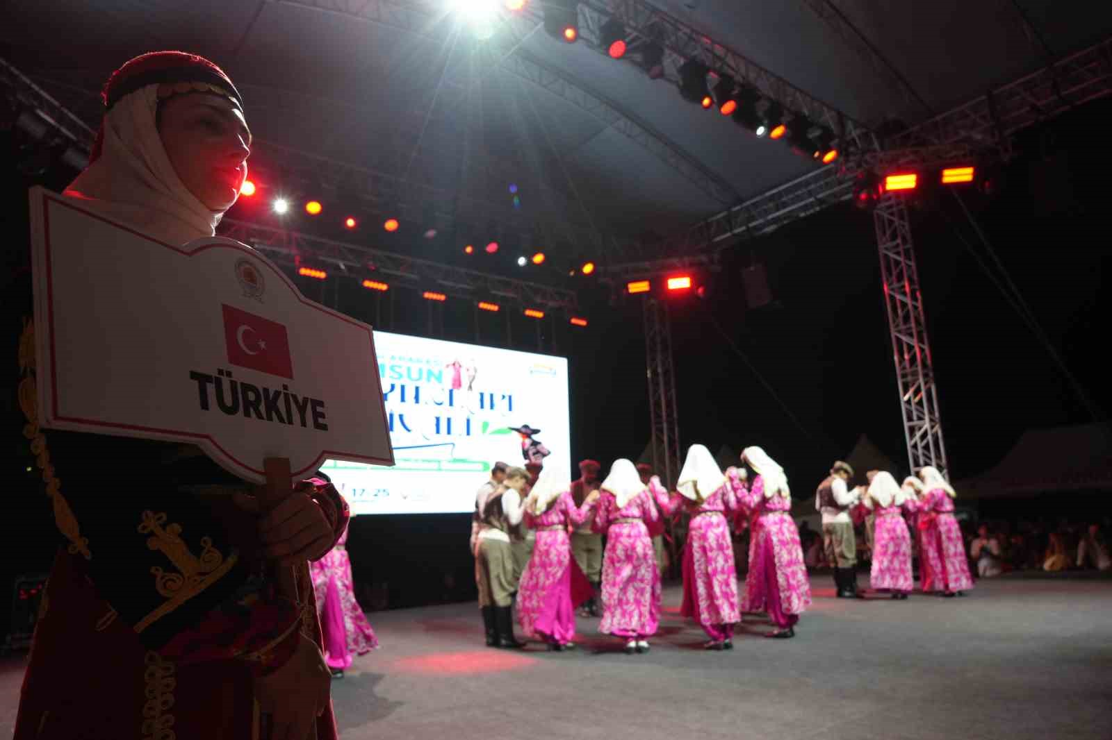 13 farklı ülkeden dansçılar gösterileri ile Samsunluları hayran bıraktı