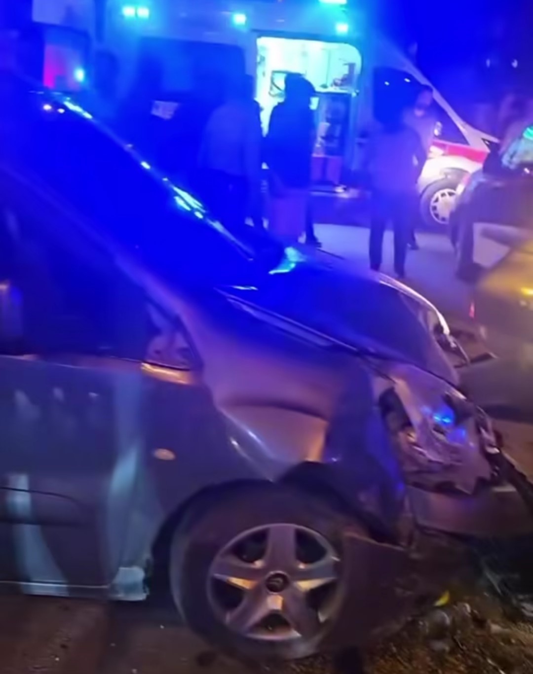 Van&rsquo;da &uuml;&ccedil; ara&ccedil; &ccedil;arpıştı: 5 yaralı
