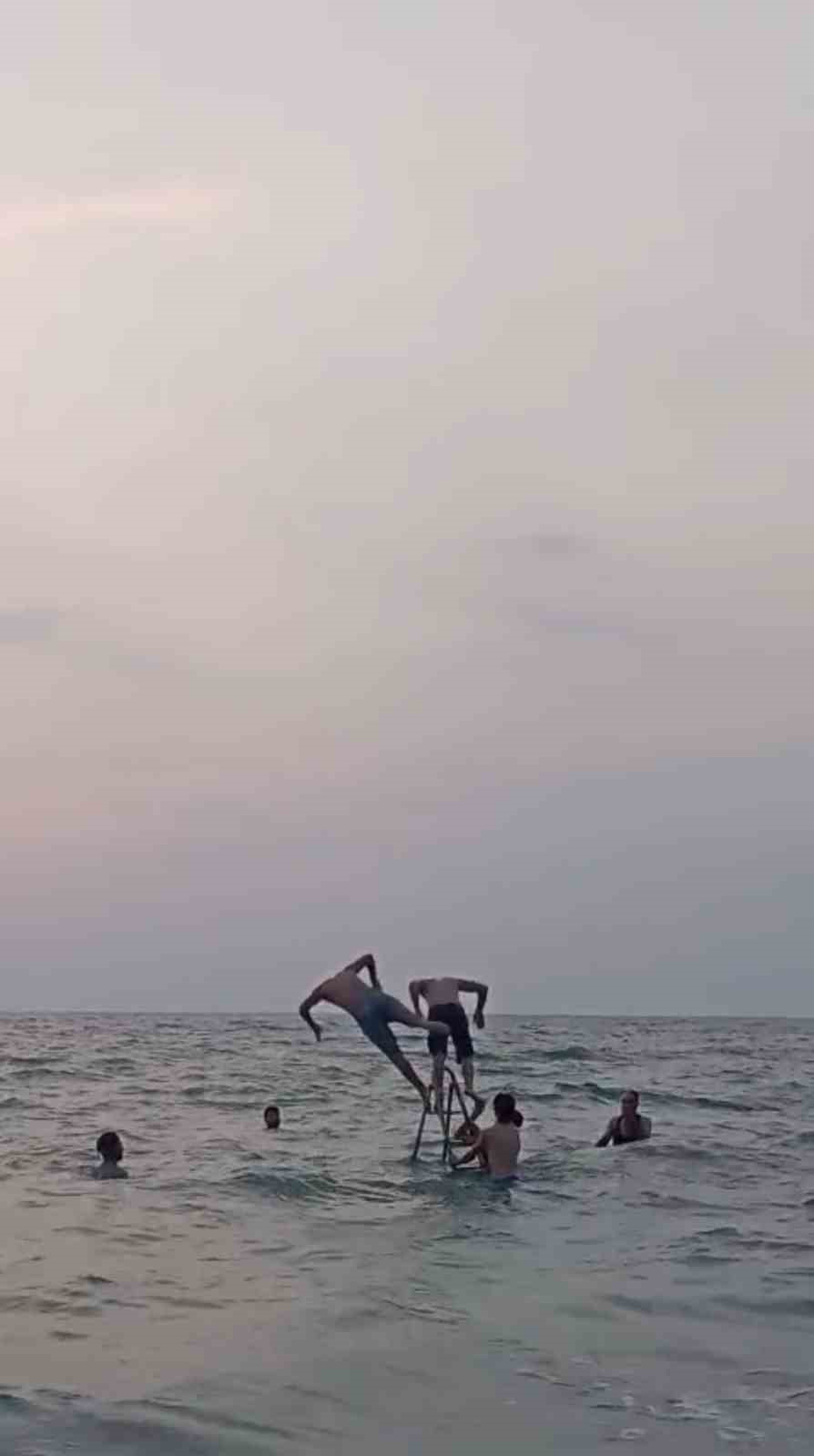 Denizin ortasına merdiven kurup, üzerinden atlayarak eğlendiler