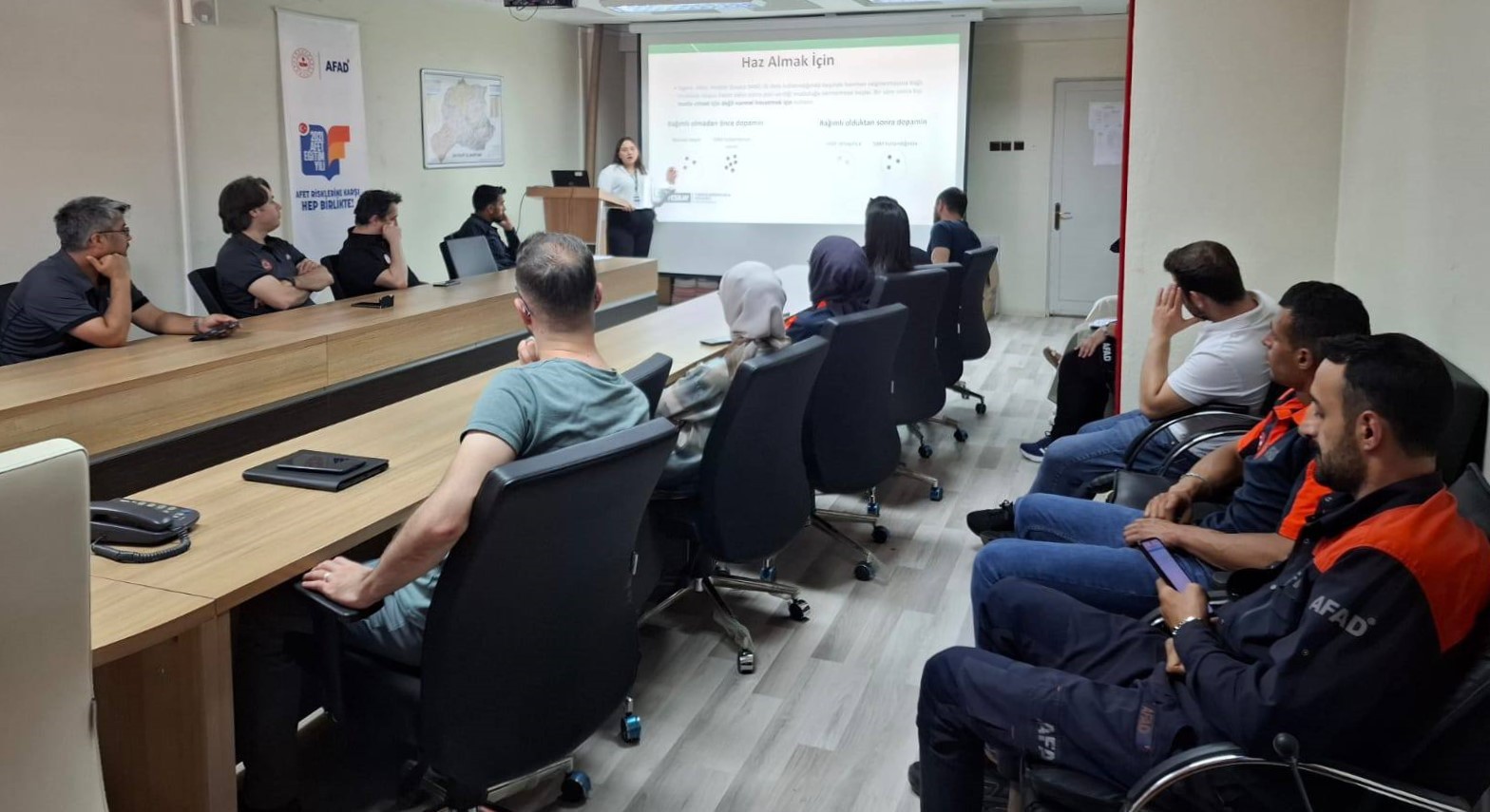 Yeşilay&rsquo;dan AFAD personeline bağımlılıkla m&uuml;cadele eğitimi verildi
