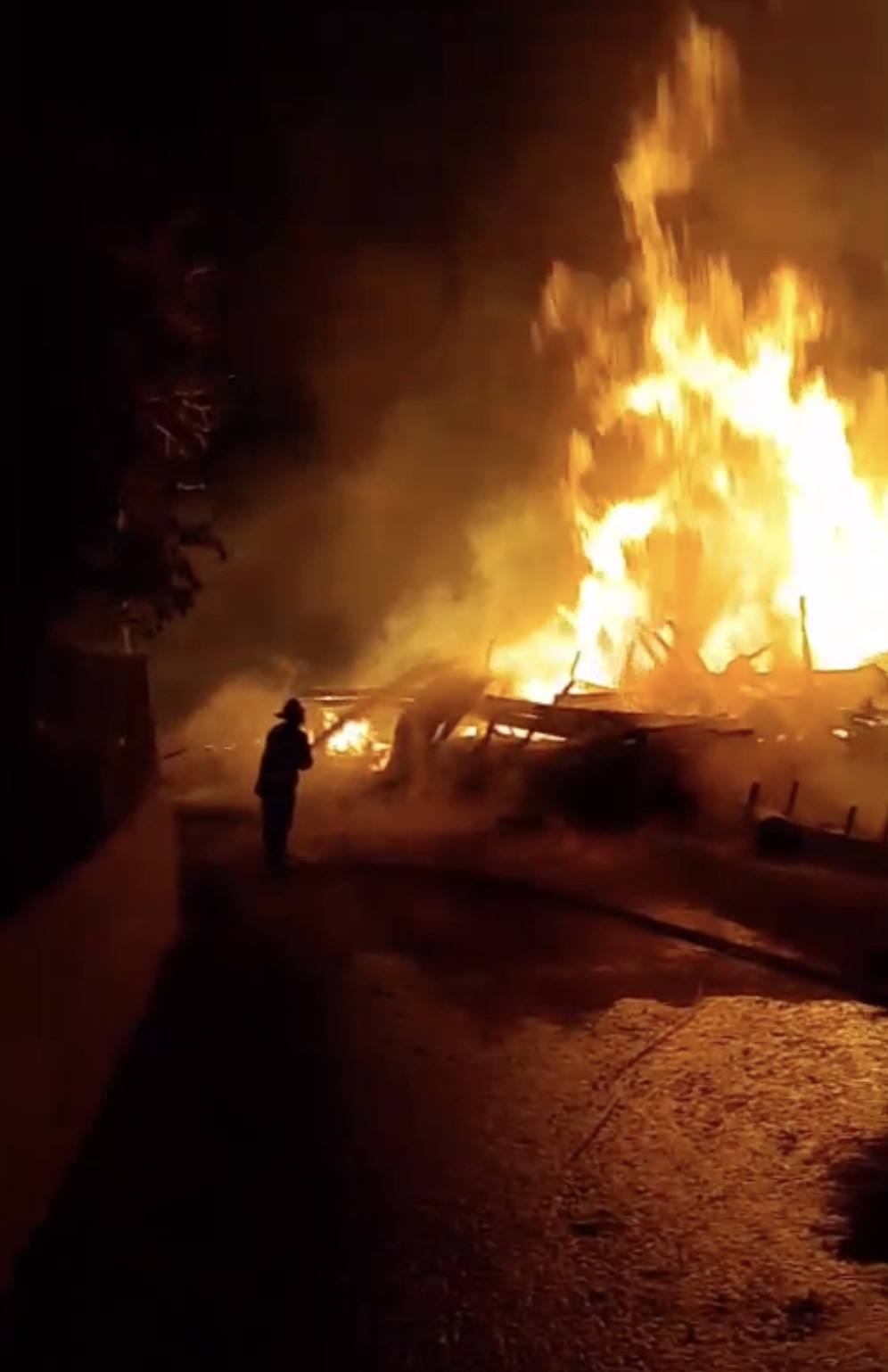 Alevlere teslim olan ev k&uuml;le d&ouml;nd&uuml;
