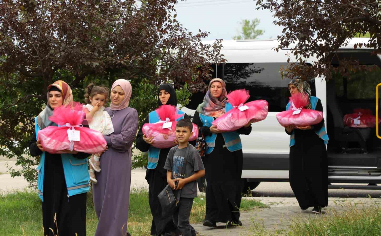 Erzincan’da hayırsever ve gönüllülerin hazırladıkları çeyiz setleri nişanlı kızlara ulaştırıldı