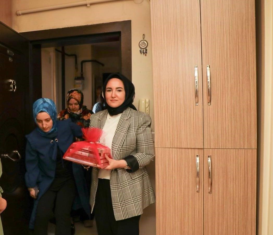 Erzincan&rsquo;da hayırsever ve g&ouml;n&uuml;ll&uuml;lerin hazırladıkları &ccedil;eyiz setleri nişanlı kızlara ulaştırıldı
