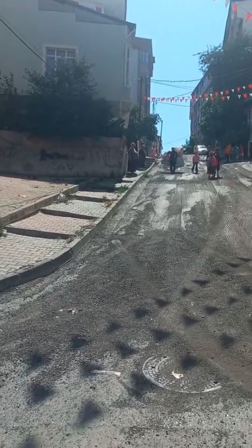 Arnavutköy’de freni boşalan teknik servis aracından personel kendini attı