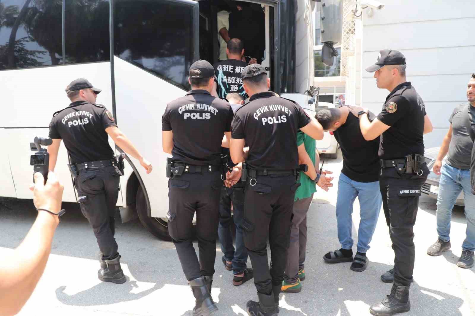 Mersin&rsquo;de restoranda m&uuml;zik kavgasının ş&uuml;phelileri tutuklandı
