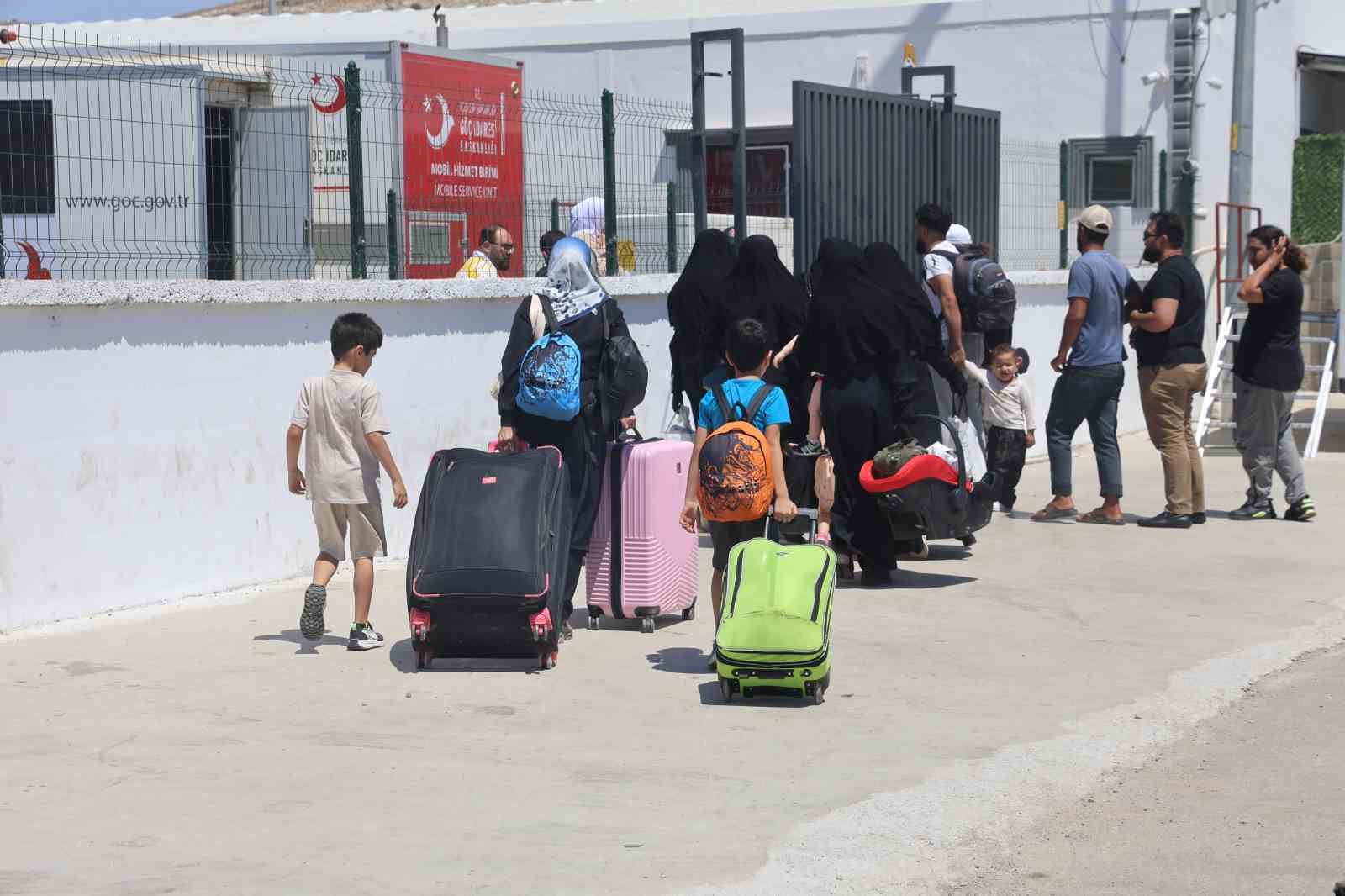 Çifte vatandaşlığı bulunan Suriyelilerin ülkelerine giriş-çıkışlarına izin verilmesiyle Civegözü’nde yoğunluk arttı