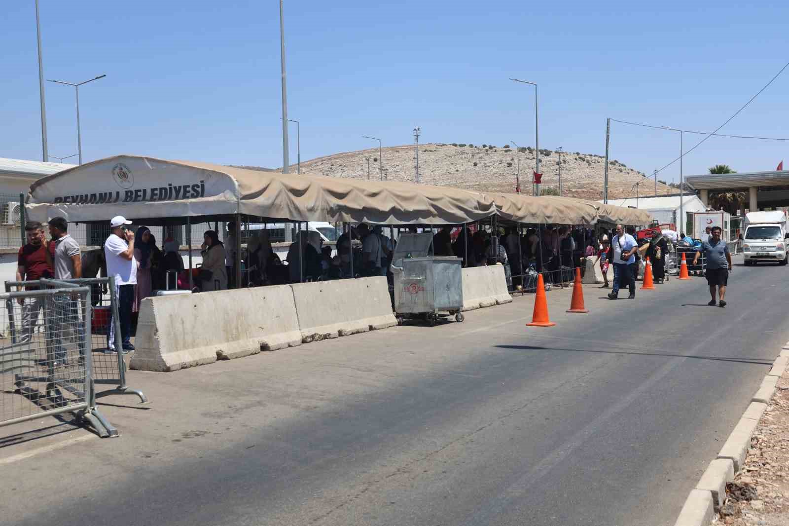 Çifte vatandaşlığı bulunan Suriyelilerin ülkelerine giriş-çıkışlarına izin verilmesiyle Civegözü’nde yoğunluk arttı