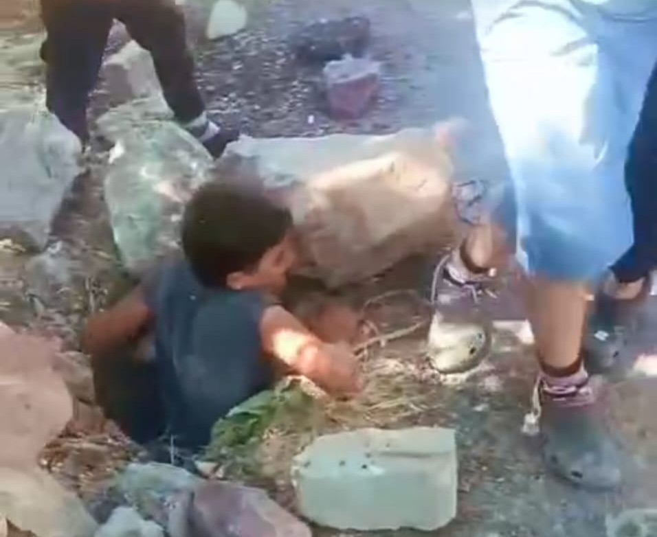 Foseptik çukuruna düşen minik kediyi çocuklar kurtardı