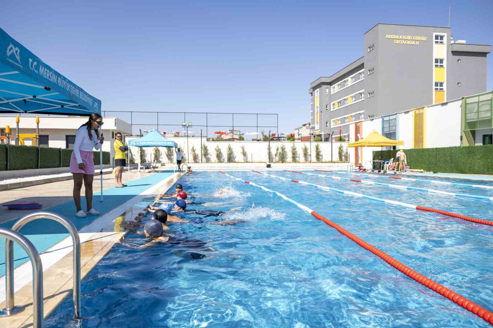 Mersin’de 7’den 70’e herkes eğlenerek yüzme öğreniyor