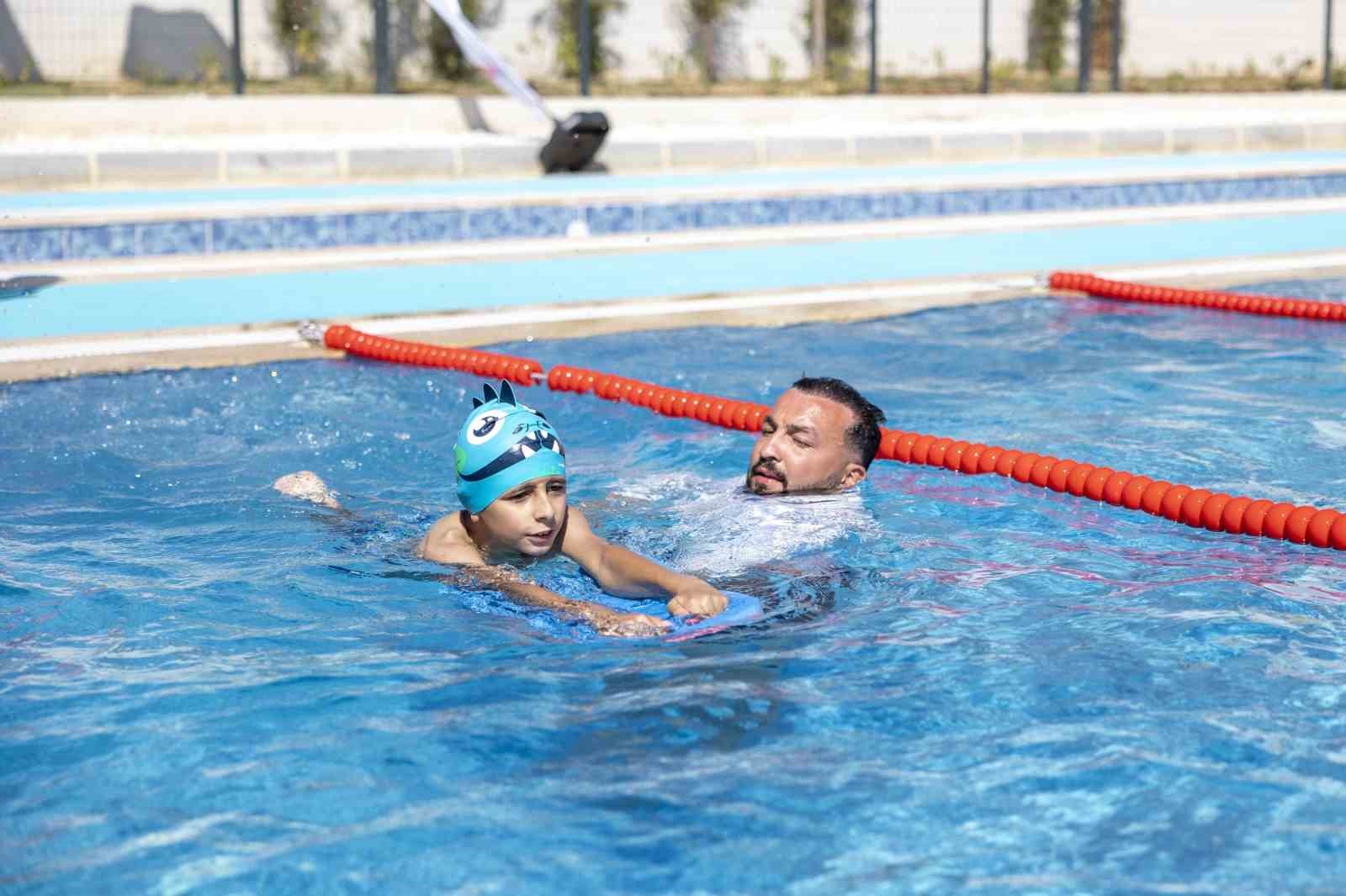 Mersin’de 7’den 70’e herkes eğlenerek yüzme öğreniyor