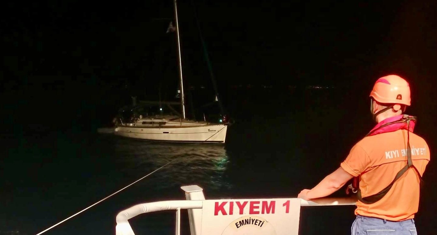 Çanakkale Boğazı’nda makine arızası yapan tekne yedeklenerek çekildi