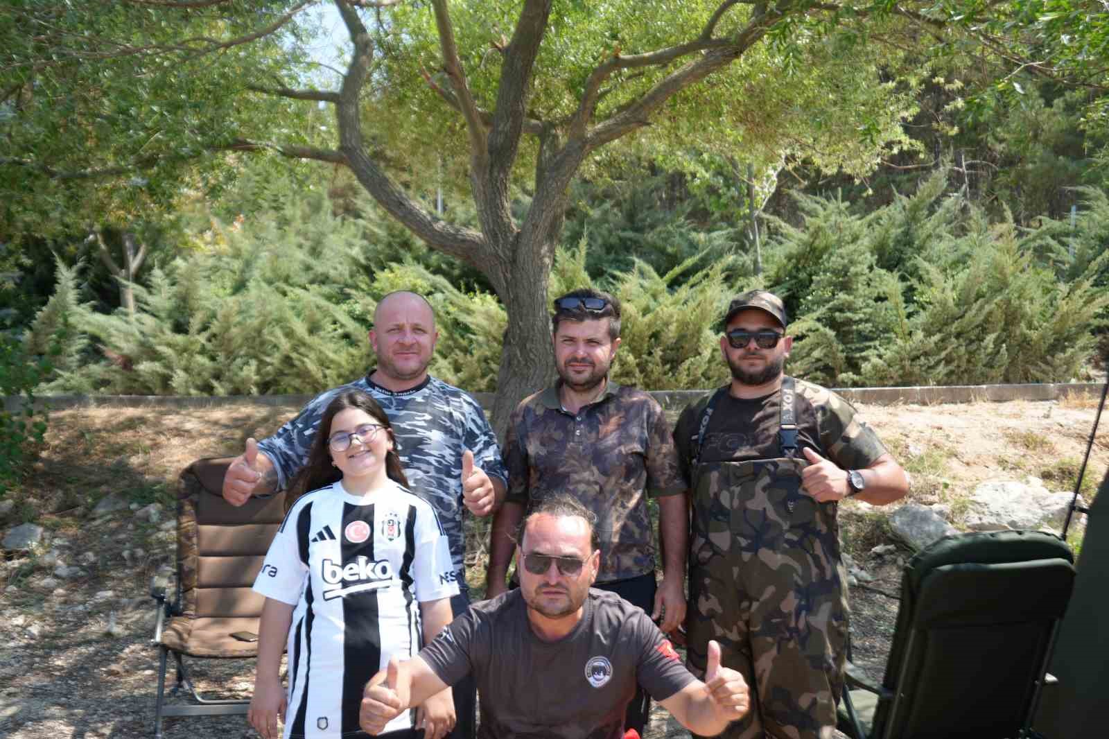 (ÖZEL) Yakaladıkları devasa sazanları yeniden suya bıraktılar