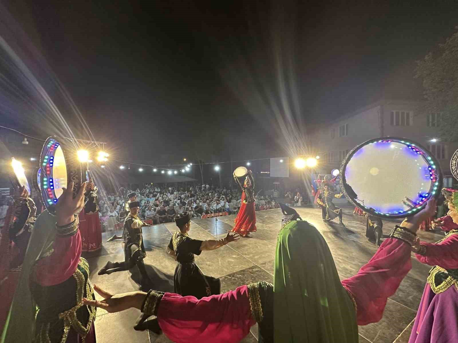 5 &uuml;lkenin halk dansları ve ezgileri Beyağa&ccedil;&rsquo;ta yankılandı
