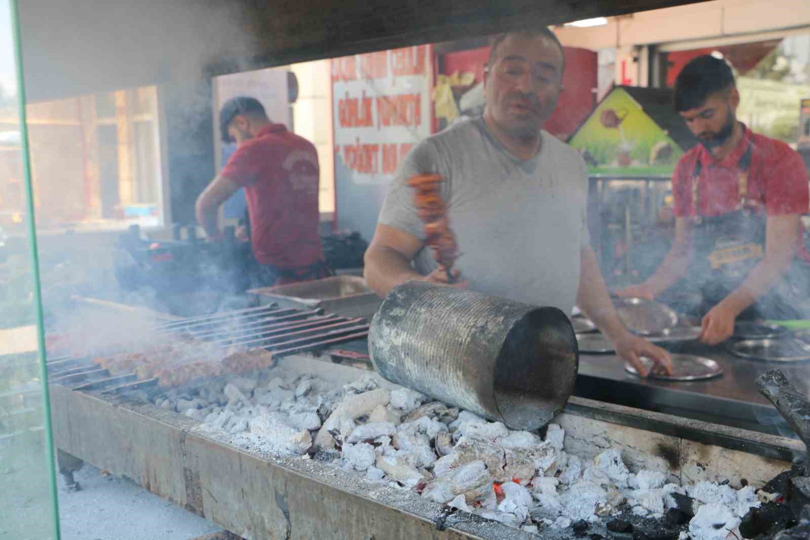 Diyarbakır’da ciğer ustaları sıcak havaya rağmen ocakbaşından ayrılmıyor