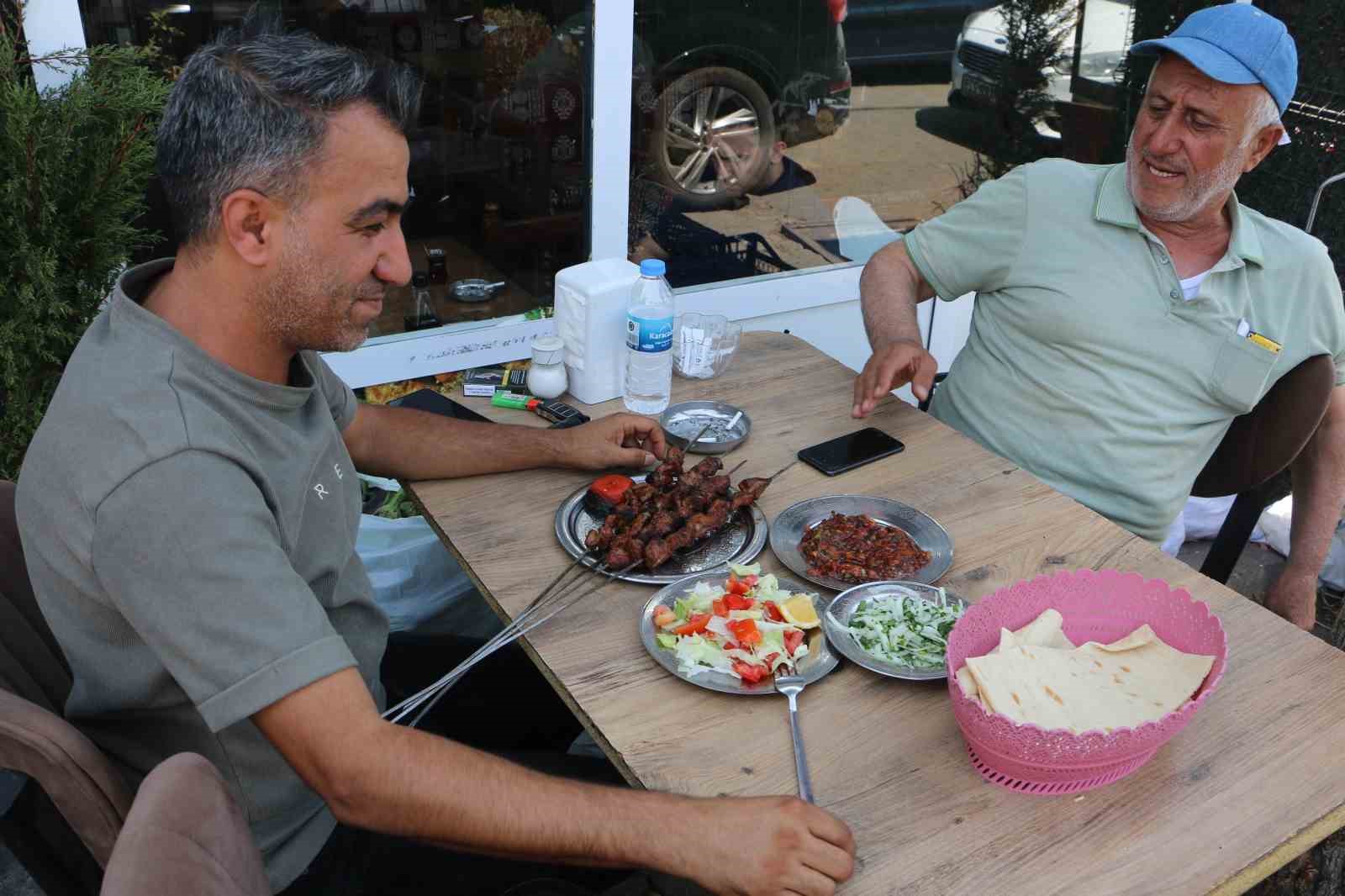 Diyarbakır’da ciğer ustaları sıcak havaya rağmen ocakbaşından ayrılmıyor

