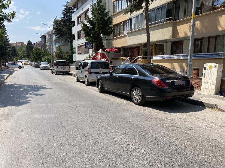 ’Park Yasaktır’ tabelası bu sokakta işe yaramıyor