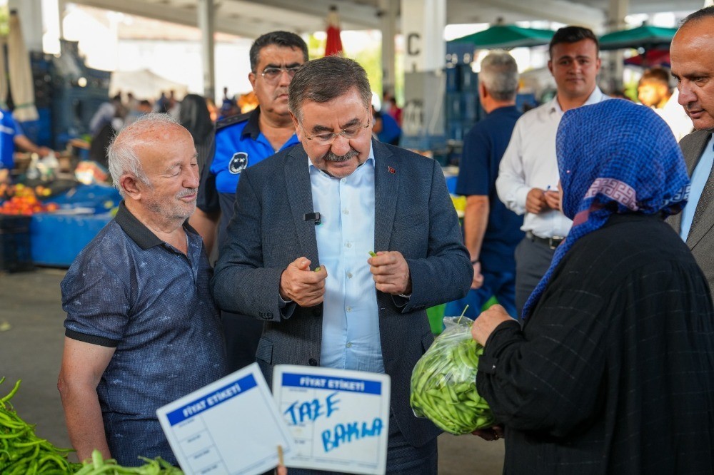 Başkan Odabaşı semt pazarında vatandaşların ve esnafın taleplerini dinledi
