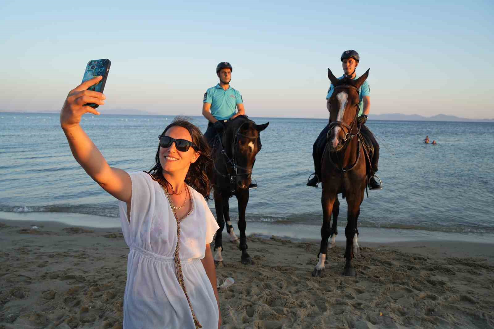 Ayvalık sahillerinde atlı jandarma g&ouml;reve başladı
