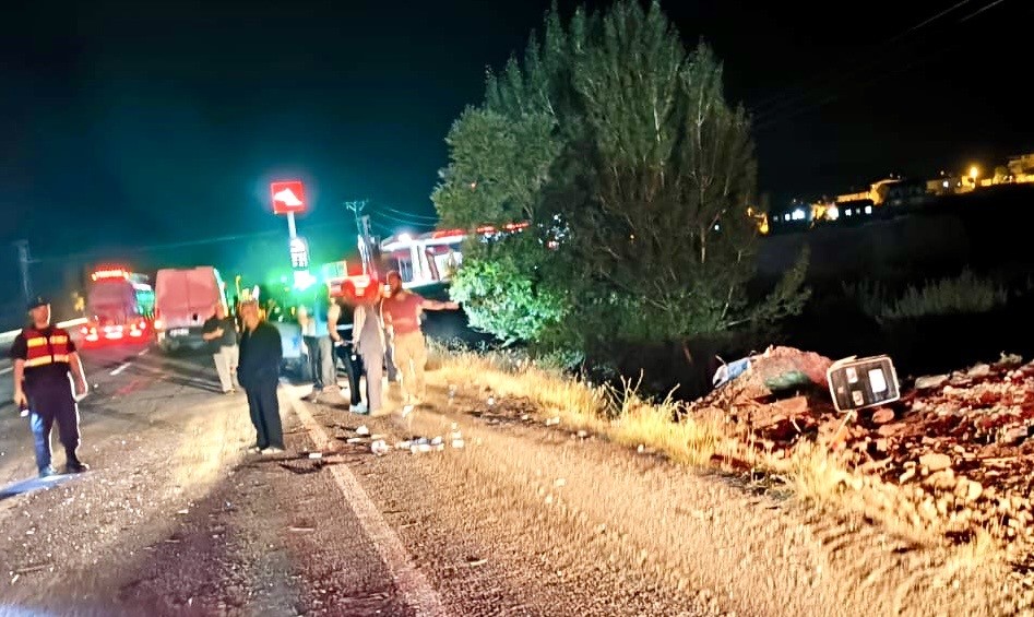Otomobilin çarptığı traktörün sürücüsü ağır yaralandı