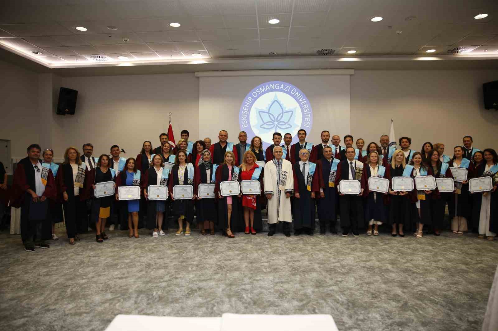 Görevde yükselerek profesör unvanı alan ESOGÜ öğretim üyeleri cübbelerini giydi