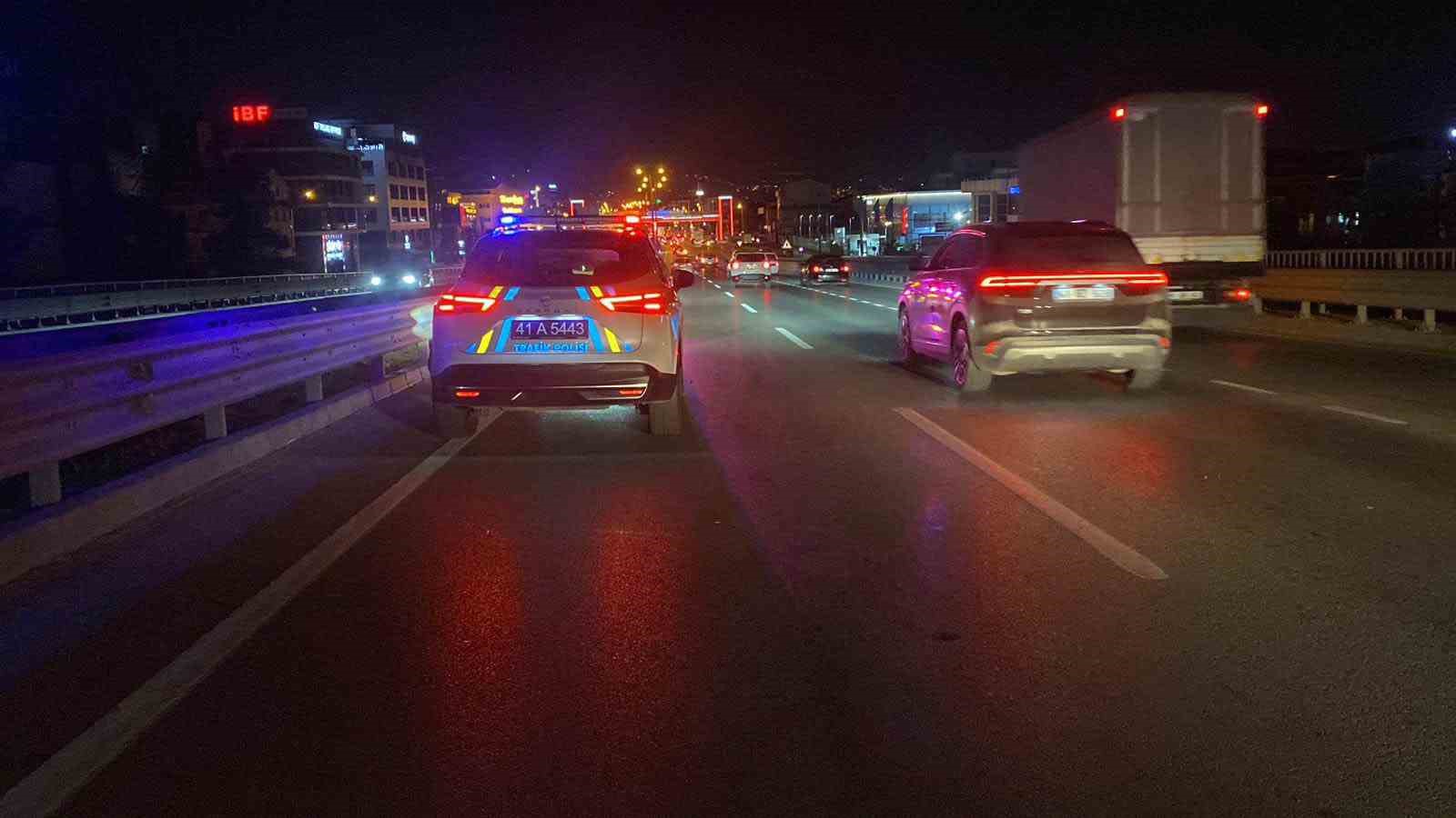 İzmit’te iki otomobil çarpıştı
