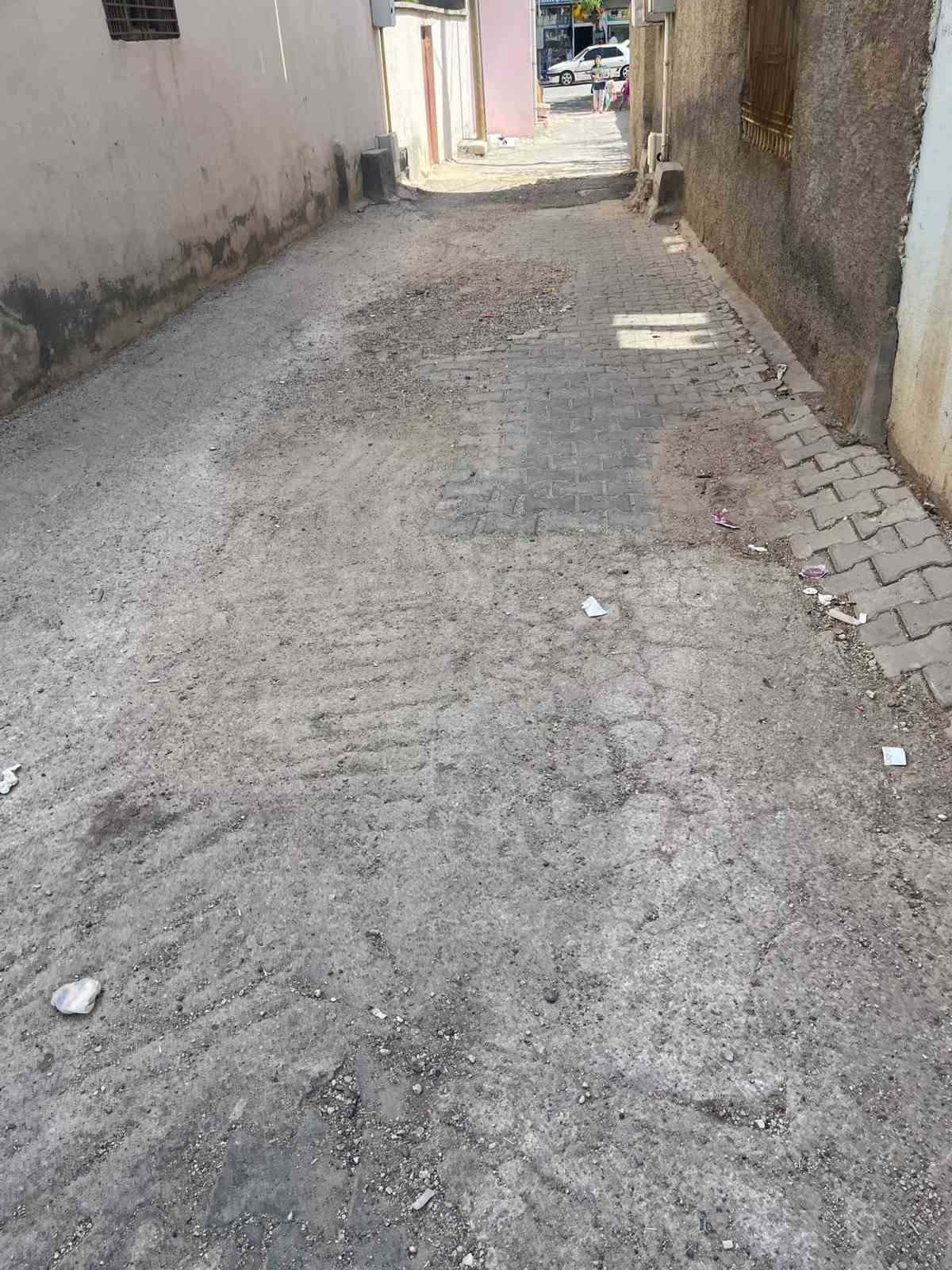 Mardin’de yapılmayan bozuk cadde vatandaşları çileden çıkardı