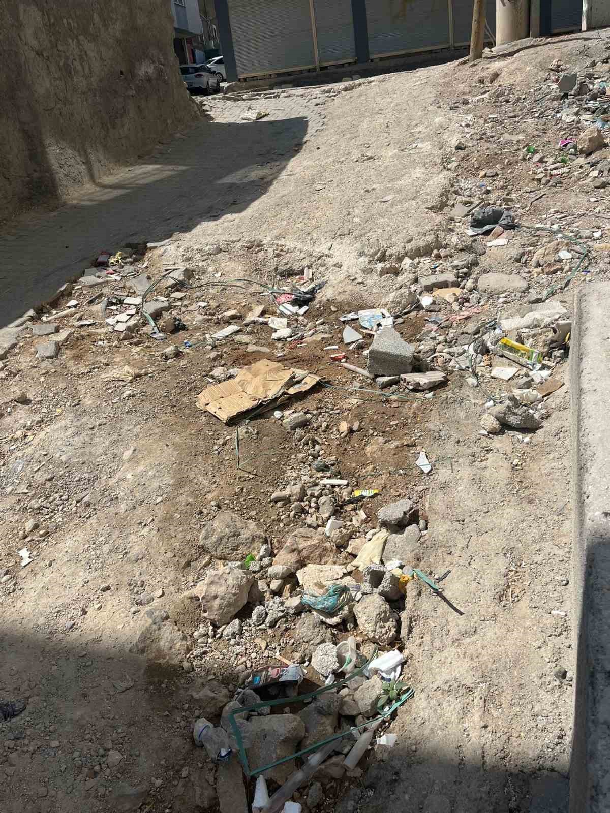 Mardin’de yapılmayan bozuk cadde vatandaşları çileden çıkardı