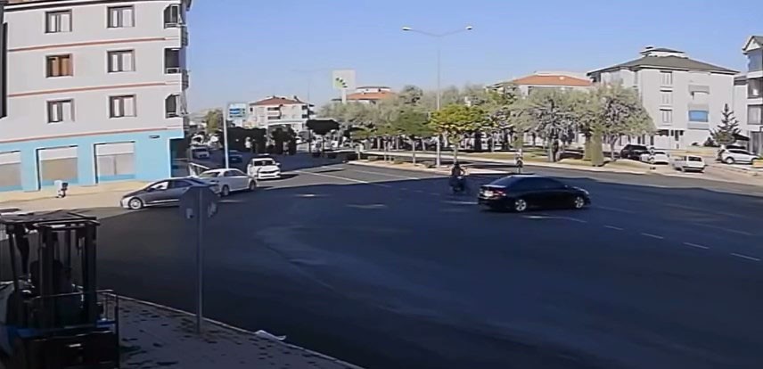 Otomobile &ccedil;arpan motosikletin s&uuml;r&uuml;c&uuml;s&uuml; yaralandı
