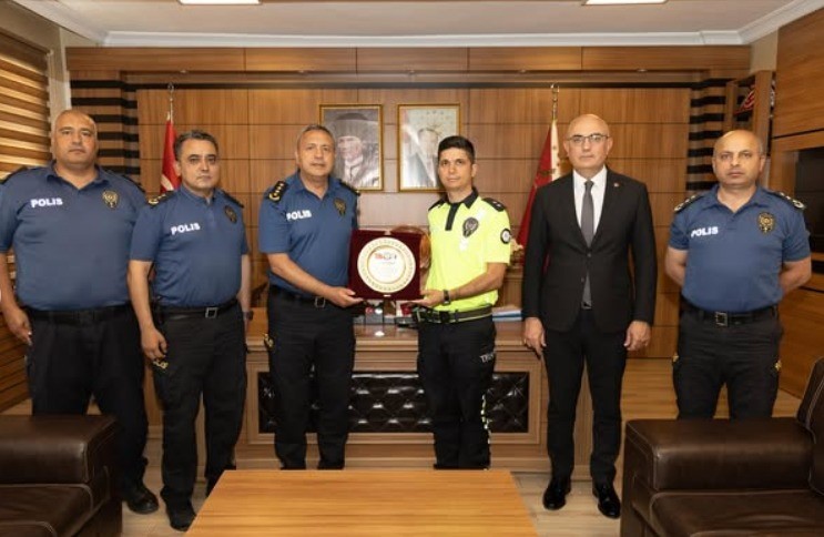 Komiser Fatih Sanay’a teşekkür plaketi