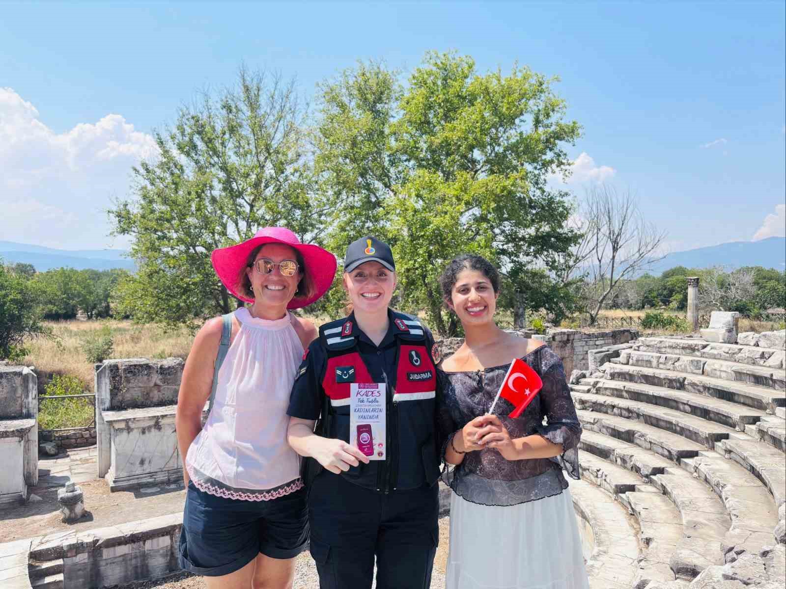Afrodisias Antik Kenti ziyaretçilerine jandarmadan bilgilendirme
