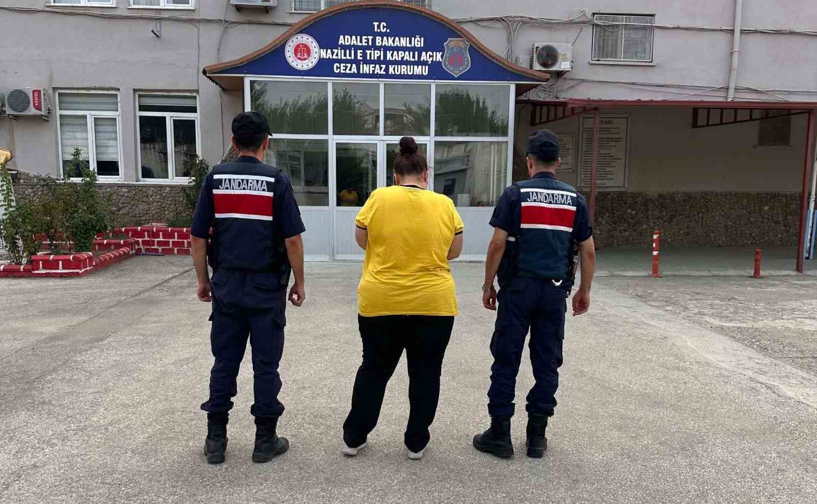 Aranan şahıslar jandarmadan kaçamadı