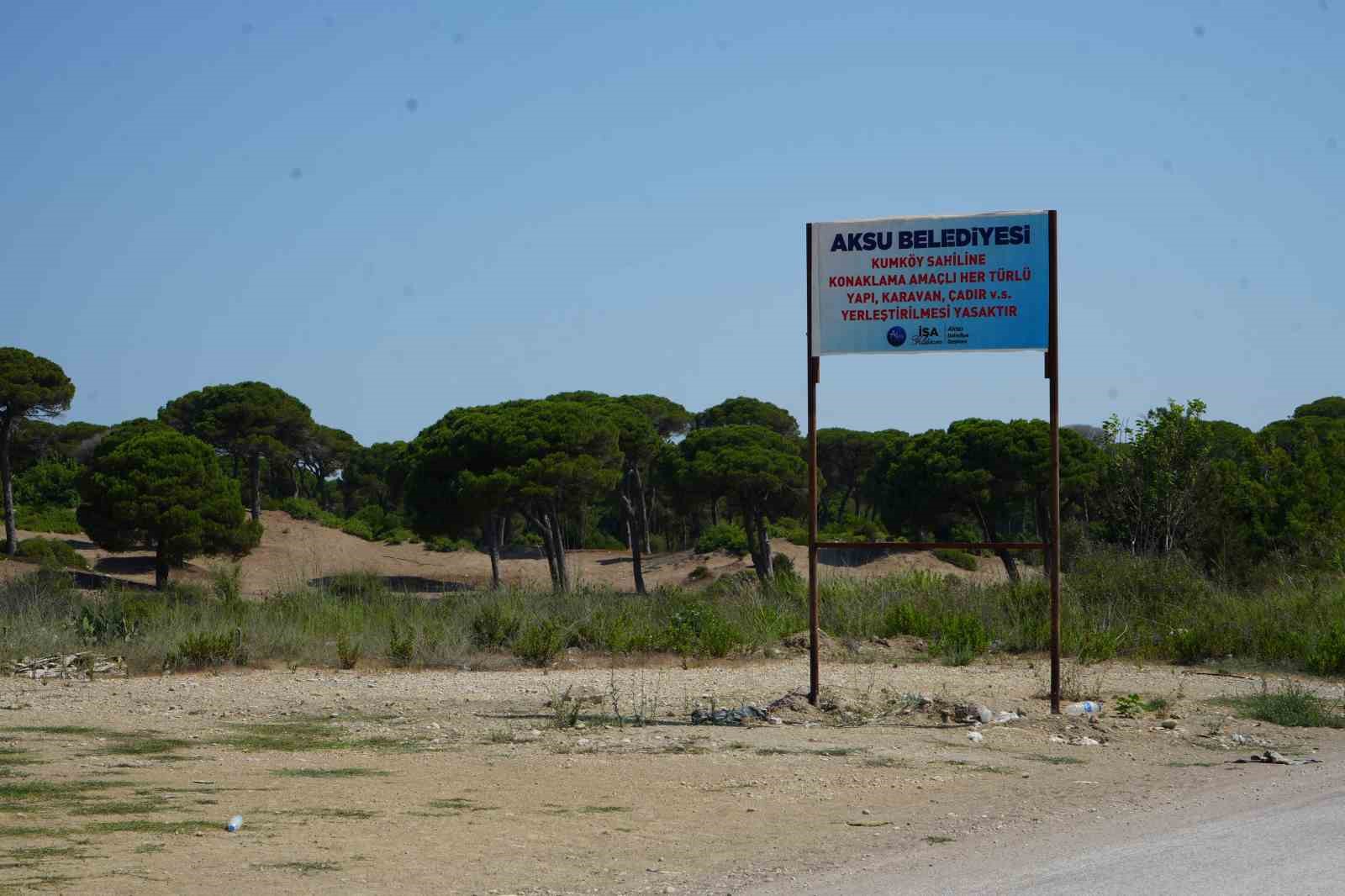 Çardaklardan arındırılıp özgürleştirilen Kumköy sahili şimdi de çöplerle boğuşuyor