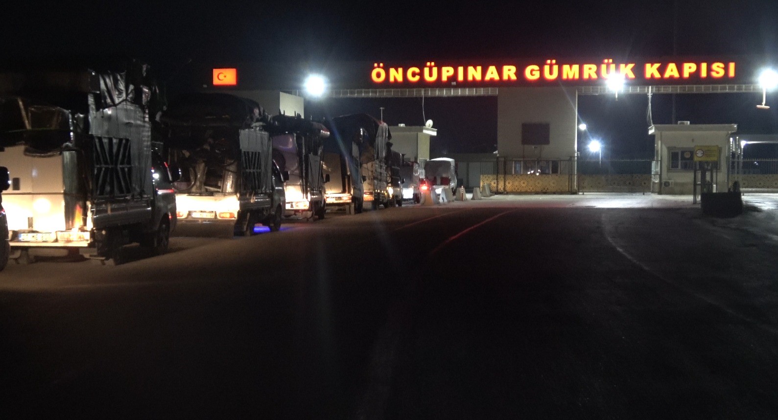Suriyeli sığınmacıların dönüşleri gece saatlerinde de sürüyor