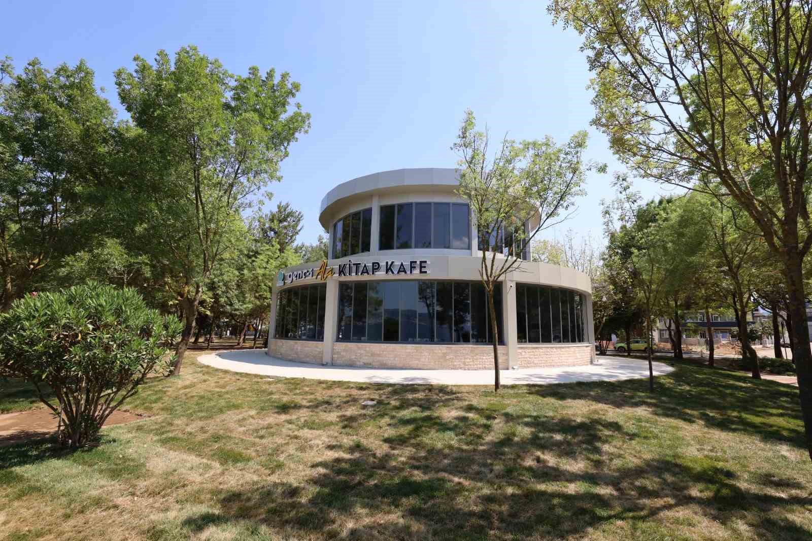 Başiskele Sahili’ne kitap kafe açıldı