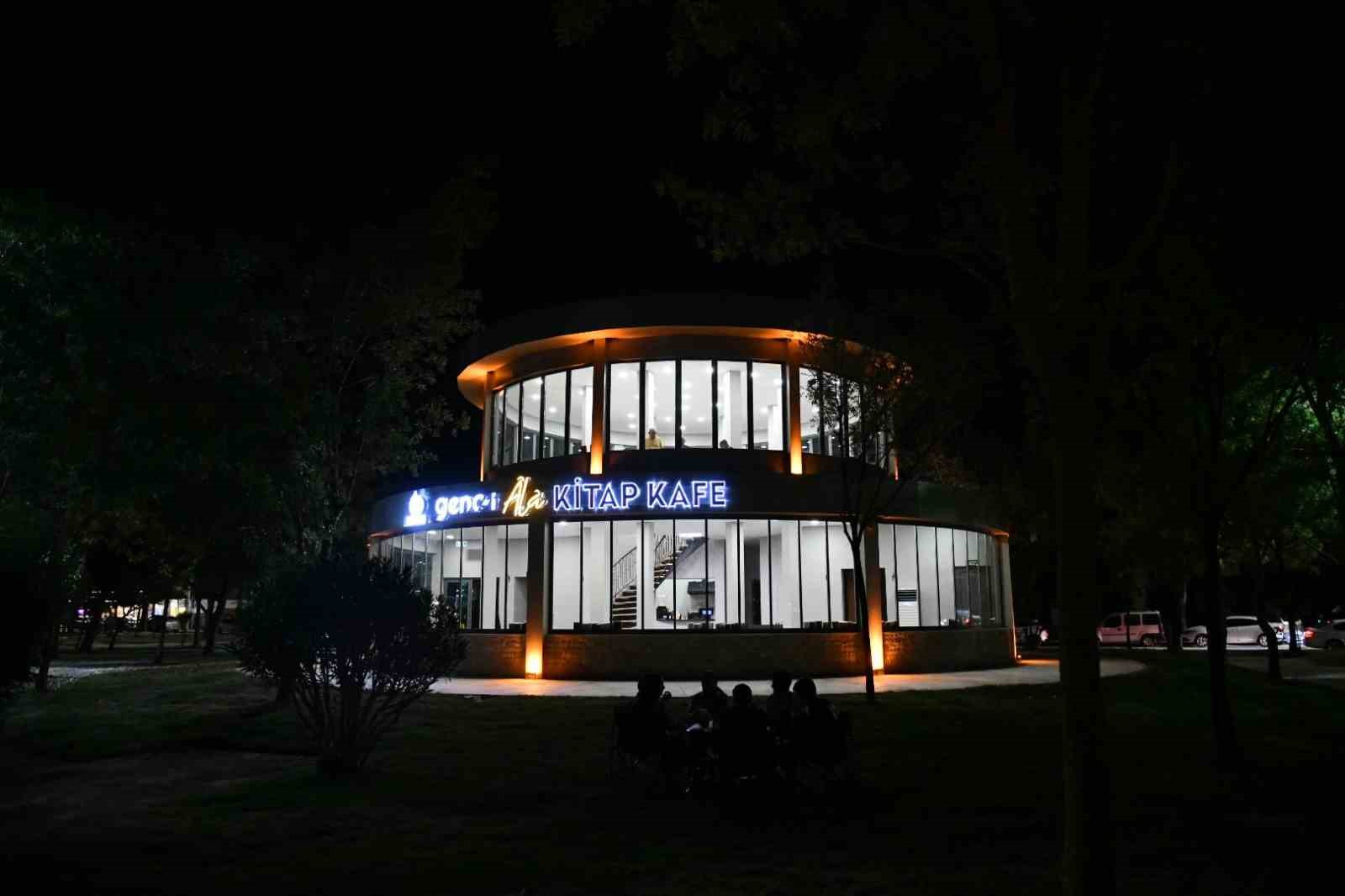 Başiskele Sahili’ne kitap kafe açıldı