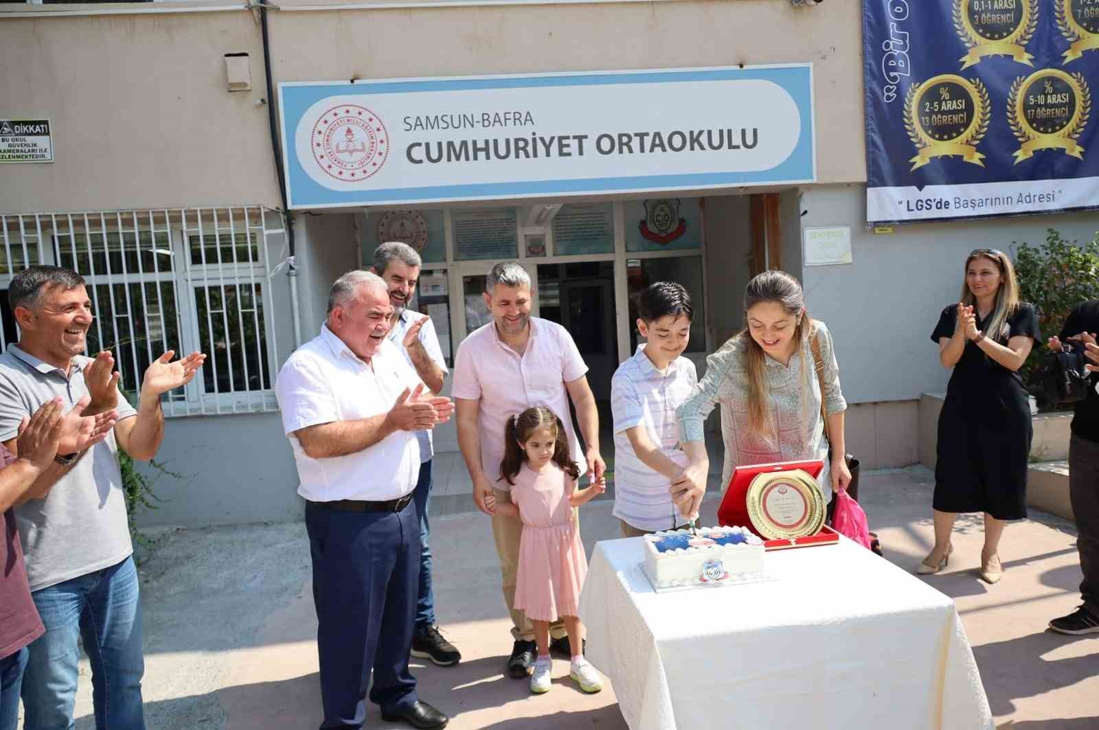 LGS Türkiye birincisi öğrenci, plaket ve altınla ödüllendirildi