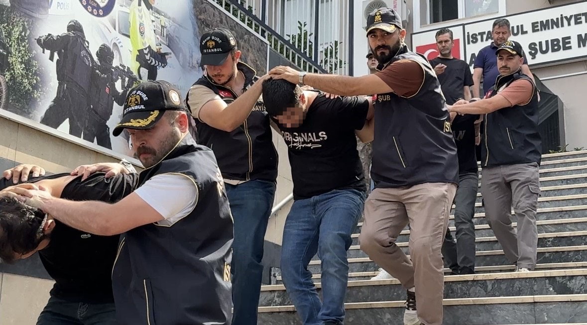 Küçükçekmece’de 2 kişinin yaralandığı silahlı çatışmanın zanlıları adliyeye sevk edildi