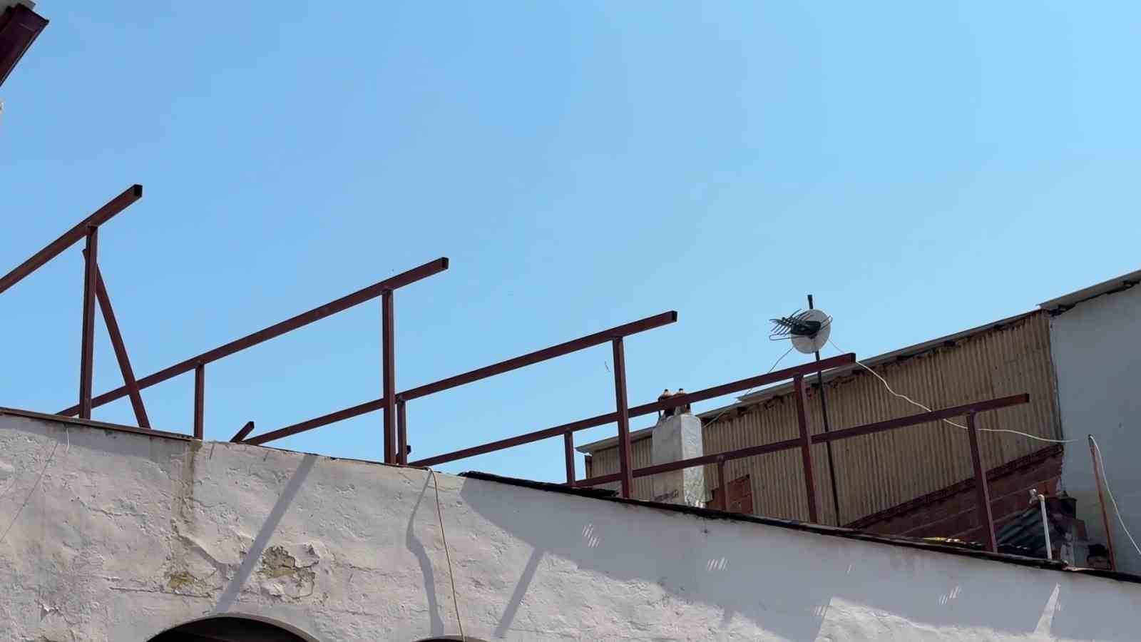 Stajyer öğrenci çatıyı onarırken 3 metre yükseklikten düştü