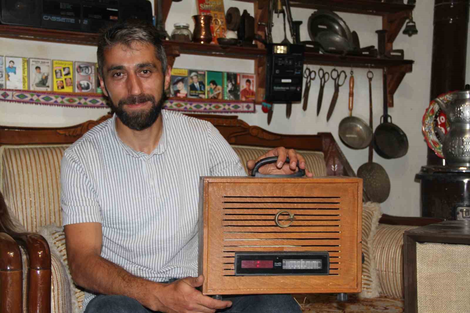 Atık malzemeler nostaljik radyolara dönüşüyor

