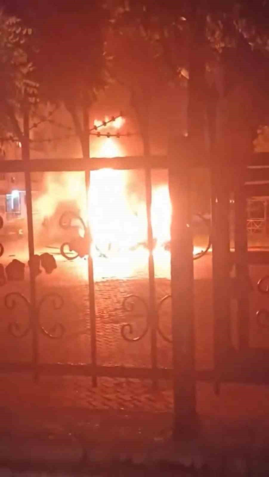Diyarbakır’da bir şahıs önce aracını sonra kendini yaktı
