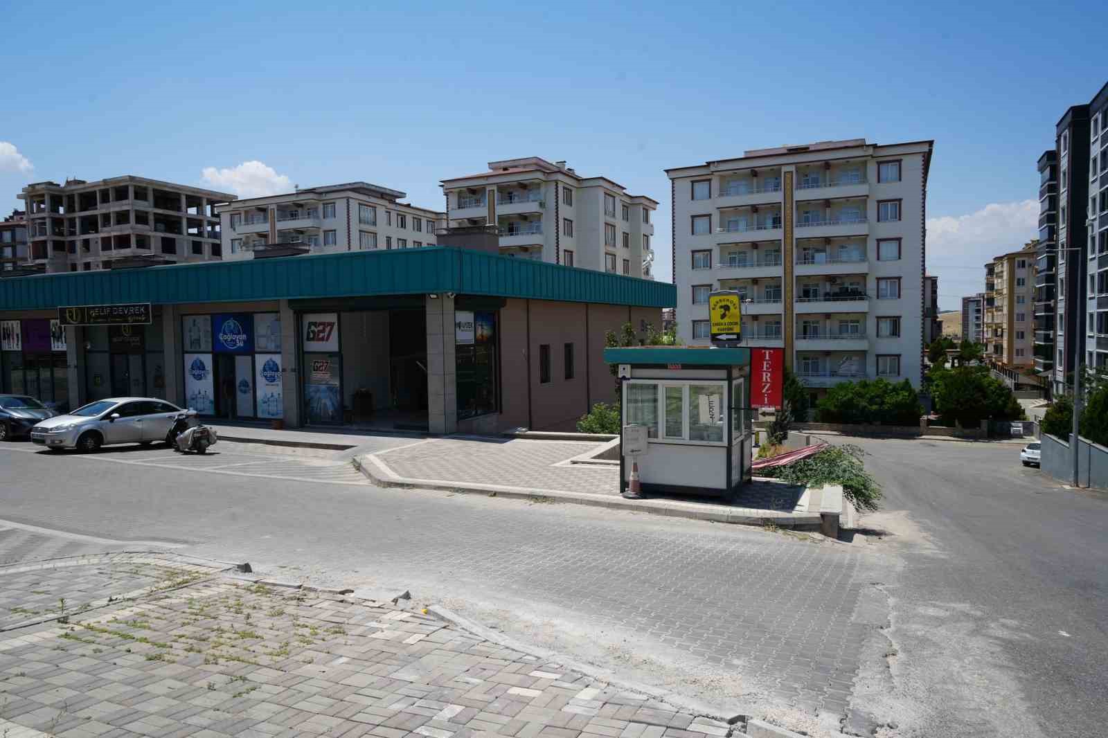 Fren yerine gaza basınca kontrolden çıkan otomobil dükkana daldı