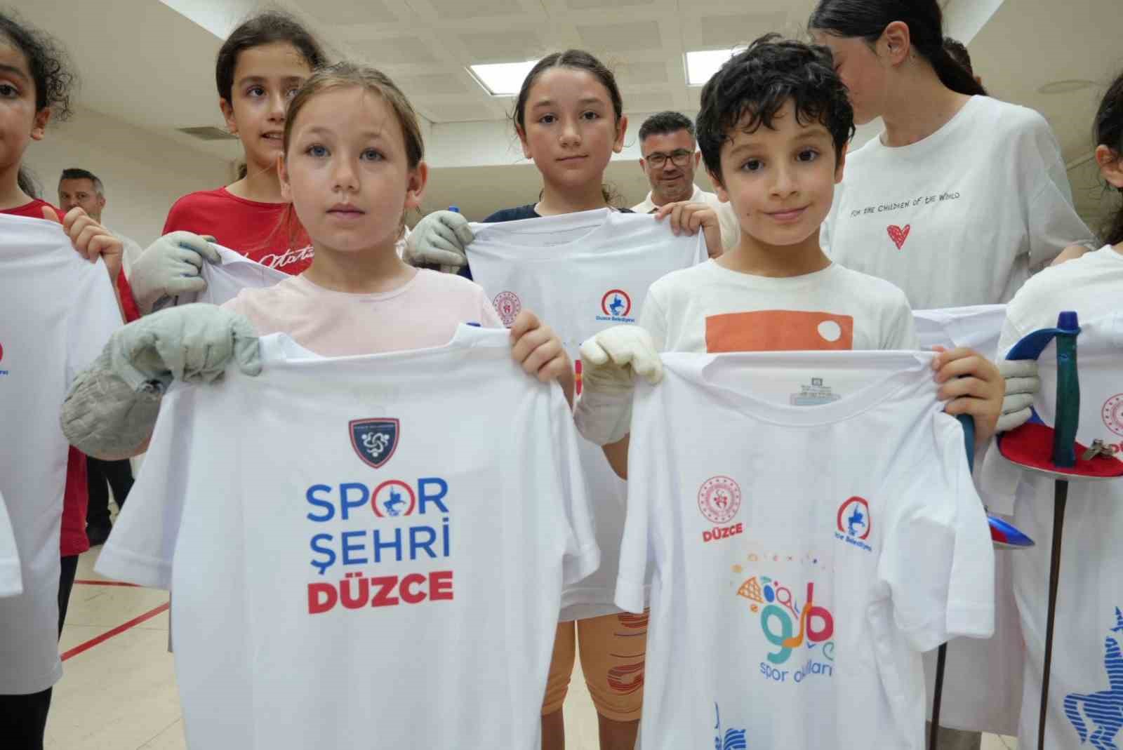 Yaz Spor Okulları sporcularına hediye
