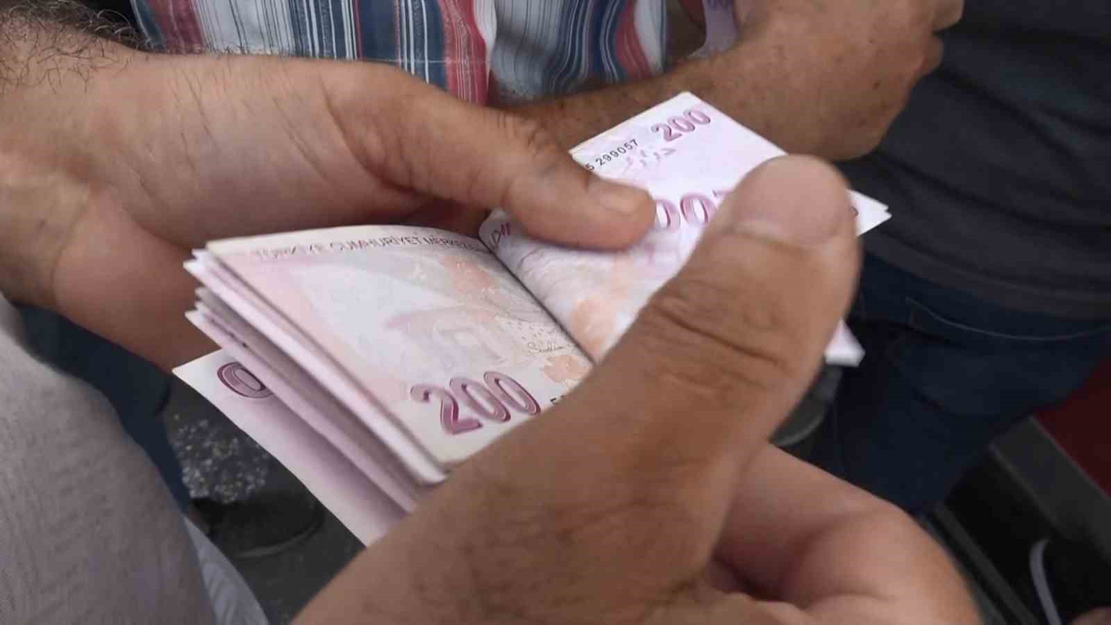 Samsunspor taraftarlarının kombine alımı, Yeşilçam film sahnelerini hatırlattı
