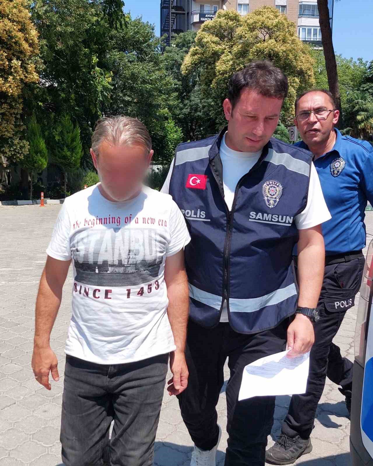 Park halindeki otomobilin üzerine battaniye örtüp ateşe verdi
