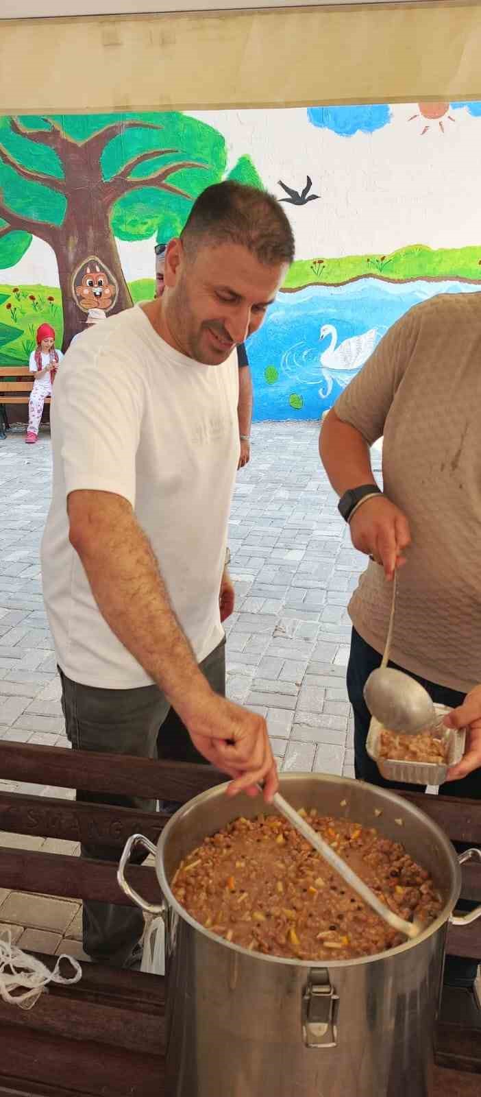 Bursalı esnaf bin 200 kişiye aşure dağıttı