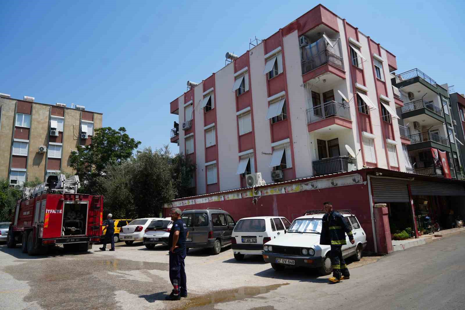 Antalya’da apartman dairesinde yangın korkuttu