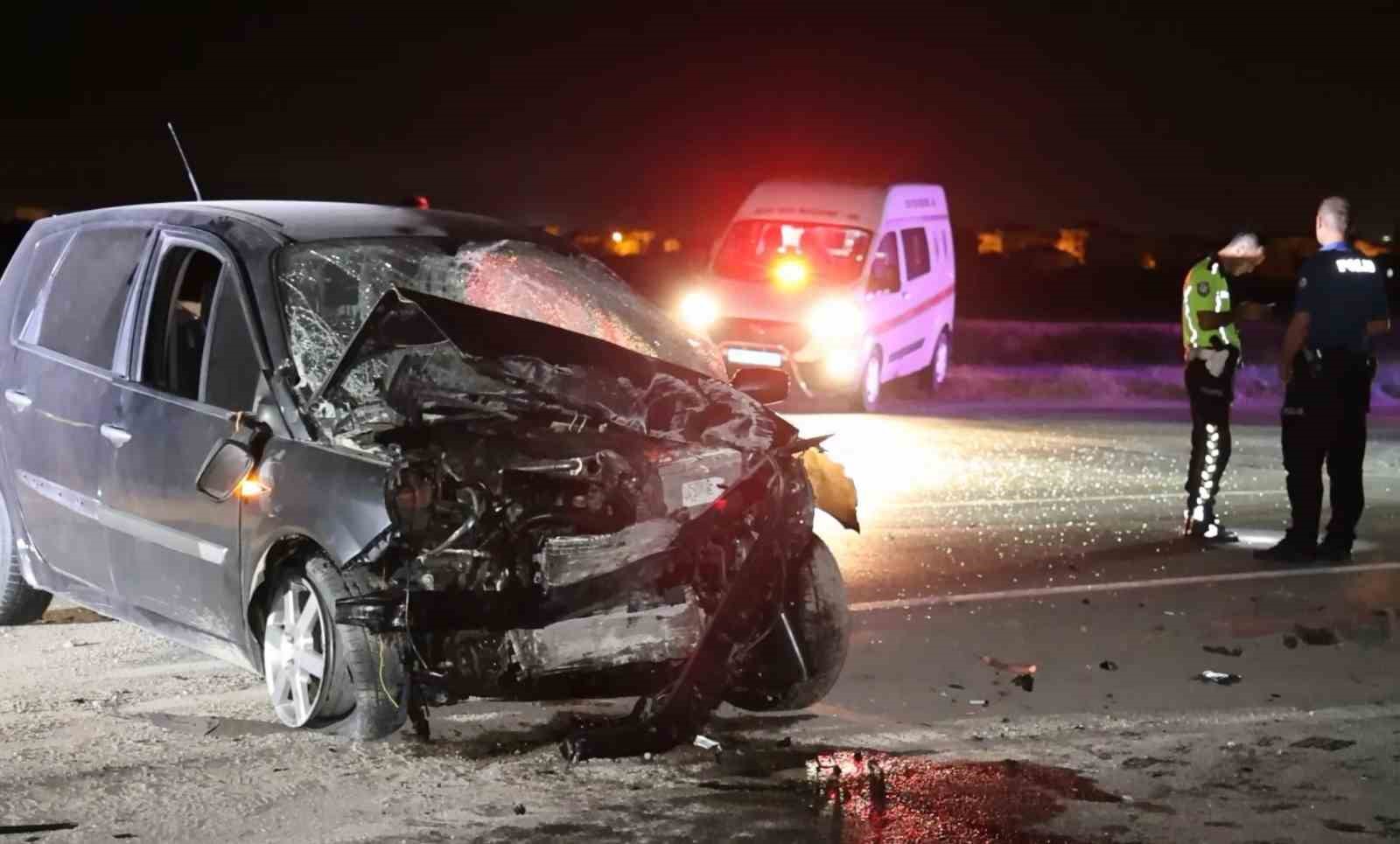 Duvara çarpıp yola savrulan otomobilin sürücüsü kurtarılamadı